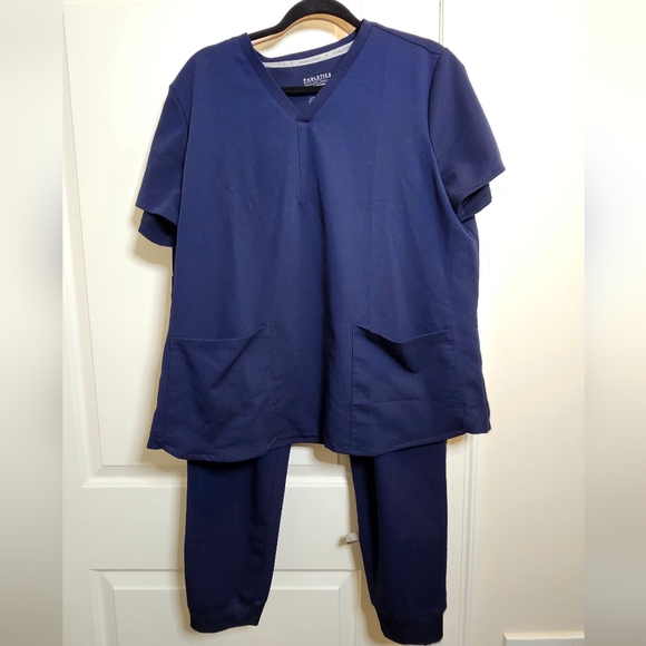 Fabletics Scrub Set - Picture 5 of 11